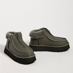 UGG Funkette Boots in Matte Seaweed
